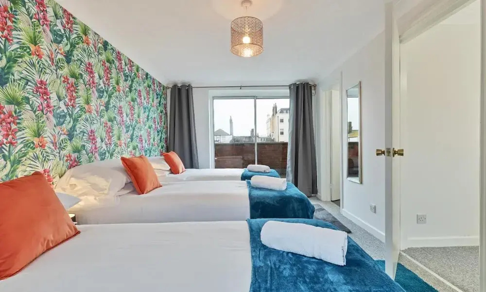 Seabright Townhouse- Super Stylish House- Parking for one Car- Sleeps up to 12