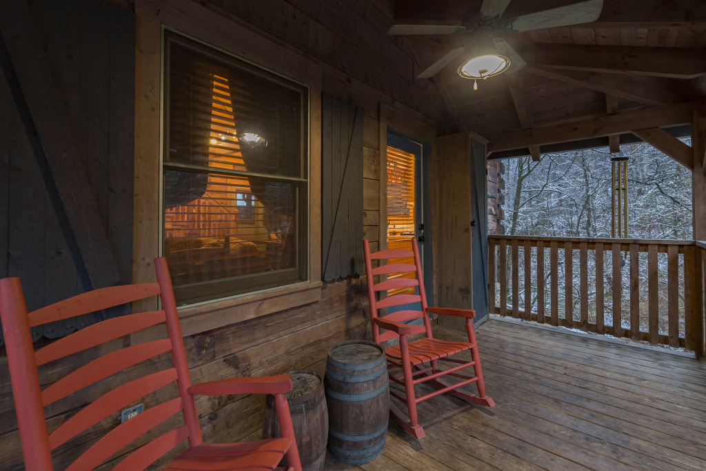 McCormack's Mill Custom Cabin with Hot Tub Resort Pool Arcade Games and 2 Miles from The Island