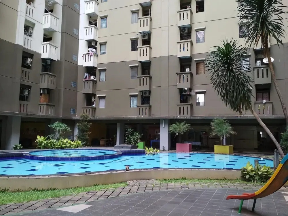 Stylish & Strategic 2BR at Gateway Ahmad Yani Cicadas Apartment near Mall