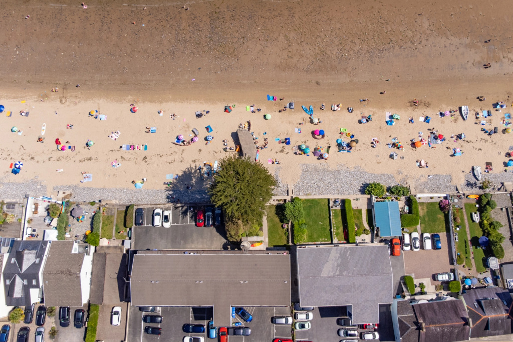 Swn Y Tonnau - Sea Front Apartment Spectacular Sea Views Parking Direct Beach Access
