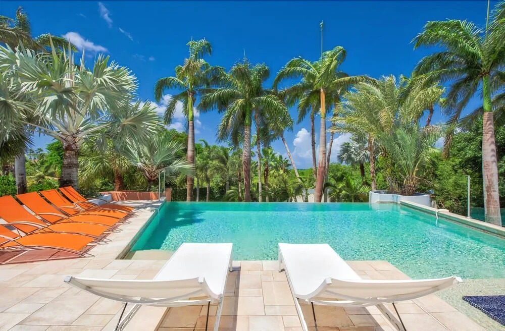 Exclusive Location, Heated Pool, Walk to the Beach, AC, Free Wifi, Concierge Services