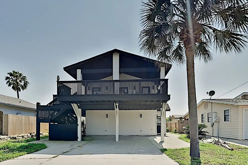 Chic Port A Escape W/ Big Balcony - Walk To Beach! 4 Bedroom Home