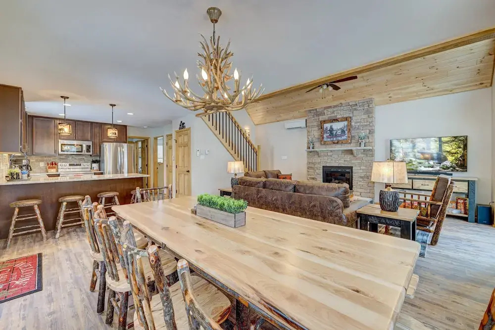 Over the Top Lodge by Avantstay Hot Tub, Shared Pool, Beach/lake Access