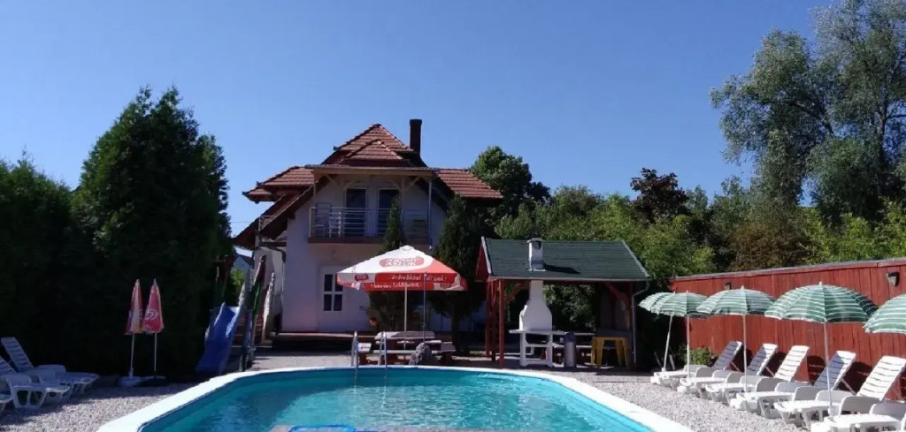 Ferienwohnung mit Pool direkt am See 1