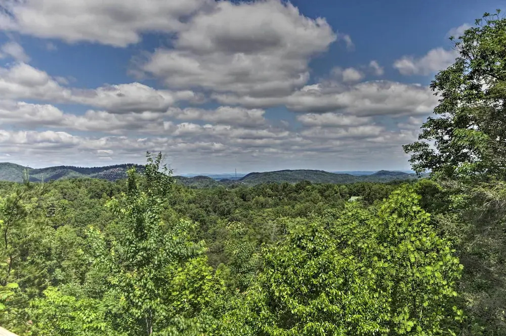 Sevierville Overlook Cabin: 9 Miles to Gatlinburg!