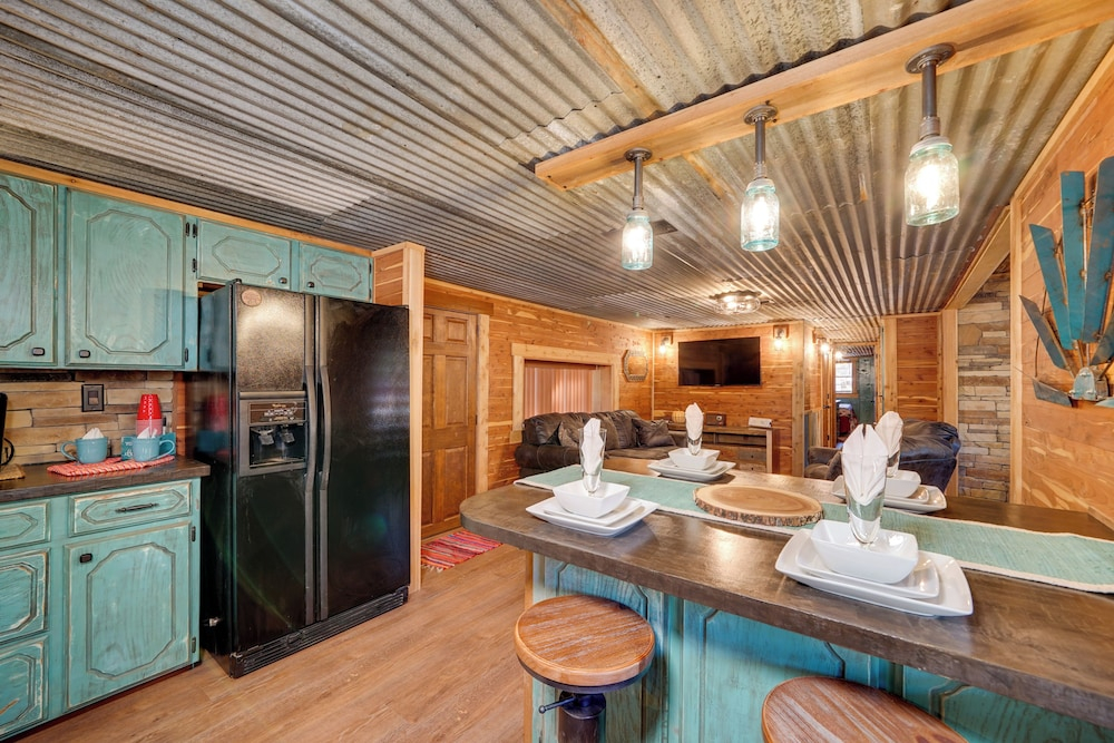 Private Hot Tub & Deck! Cabin Near Broken Bow Lake