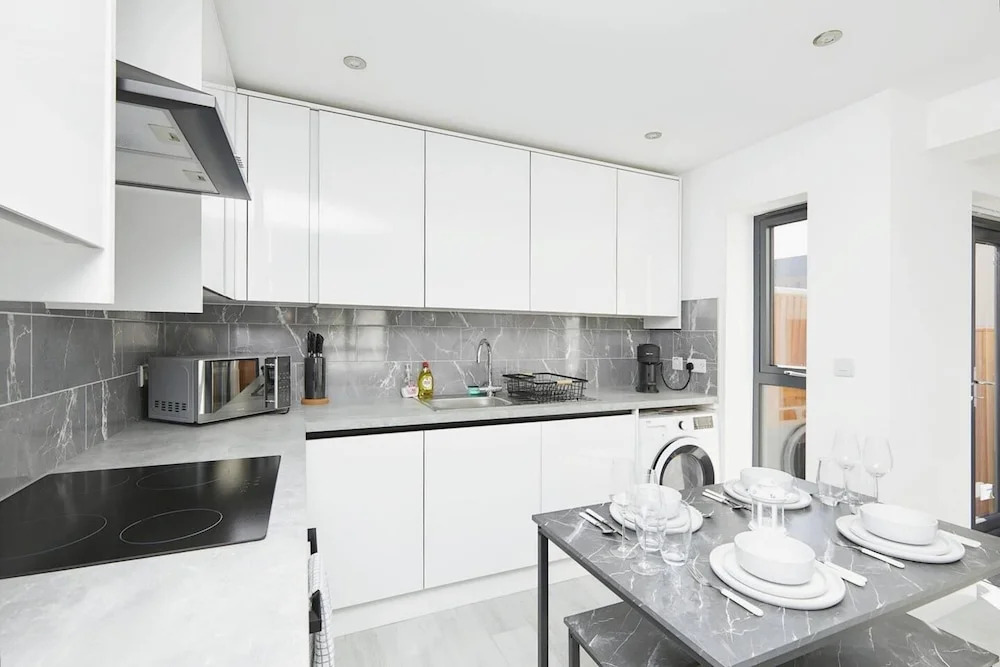 Modern 2 Bedroom House With Free Gated Parking