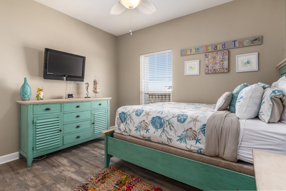 Lazy Daze Beach House - 105 Strand Ct 3 Bedroom Home by RedAwning