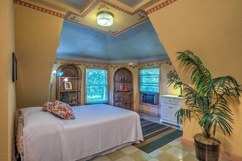 Russellville House w/ Garden - Walk to Main Street