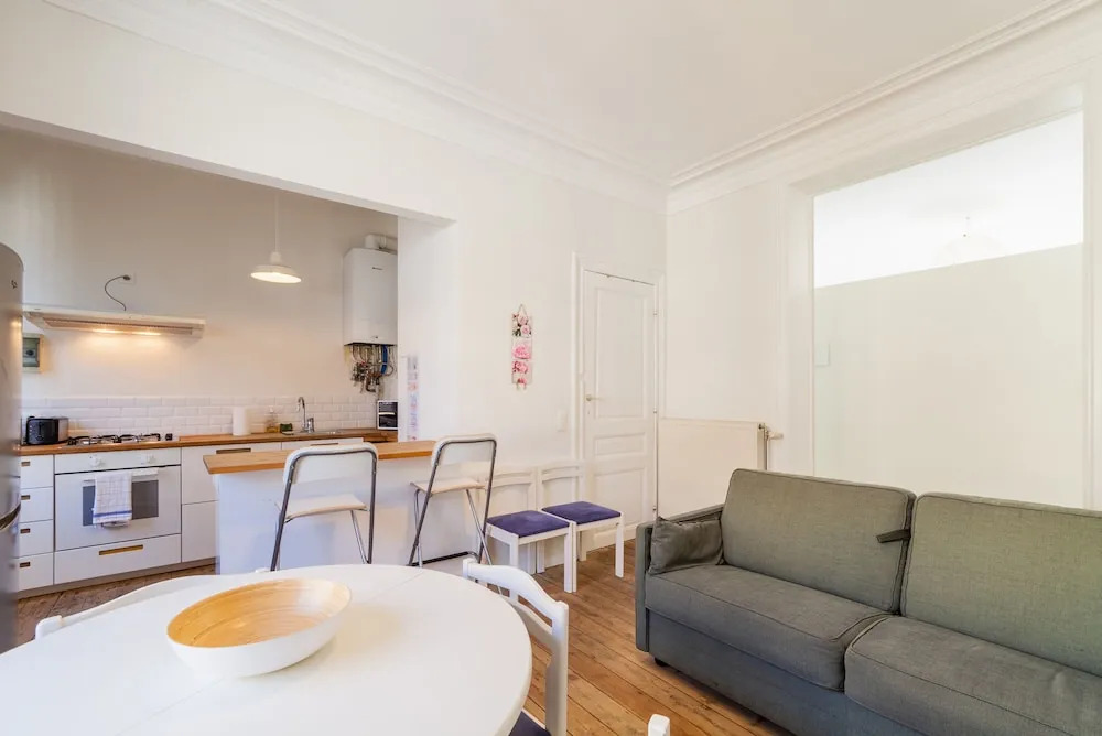 Centrally Located Bright 2 Room Apartment in Trendy st Gilles Self Check in