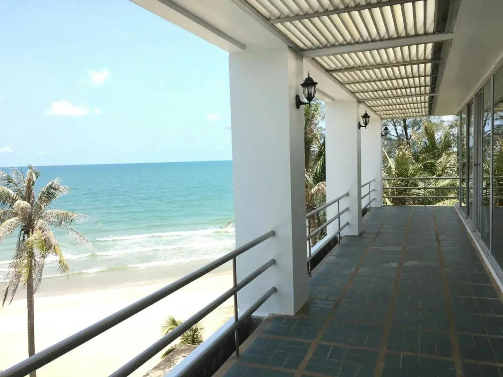 Private Beach Front 5 Bedrooms House