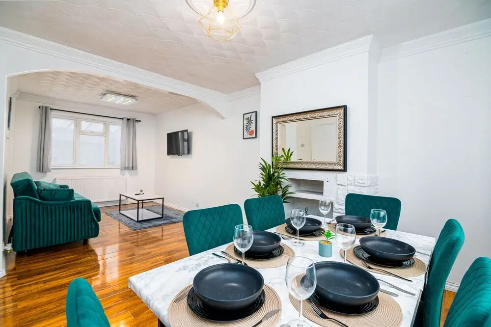 Impeccable 3-bed House in Abbeywood