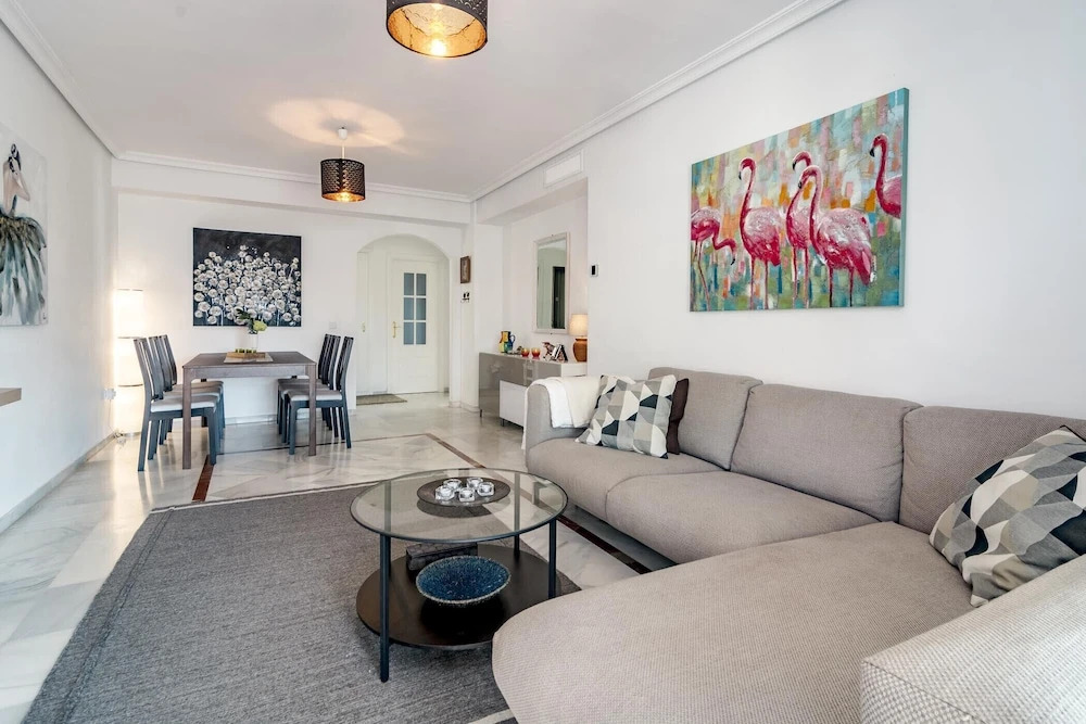 LCR4 - Large 3 bed apt close to beach, port