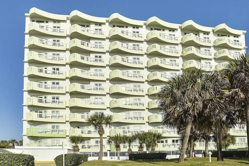 Seawall Condo with Birds Eye Views by RedAwning