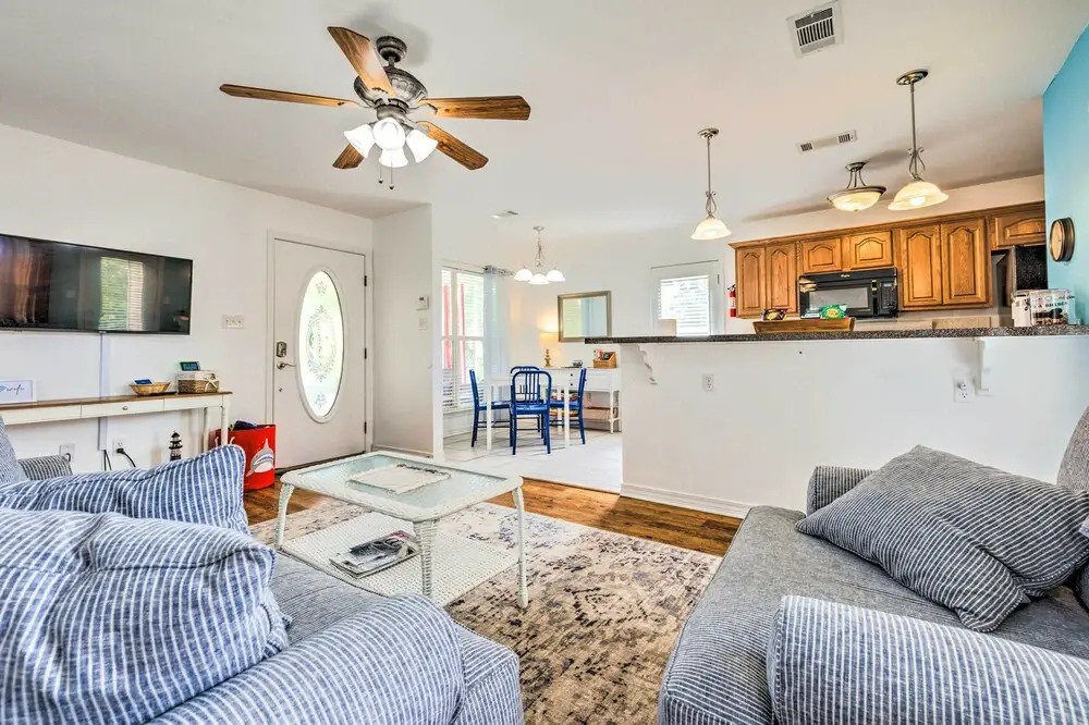 Secluded 'La Mer Cottage' < 1 Mi to Beach!