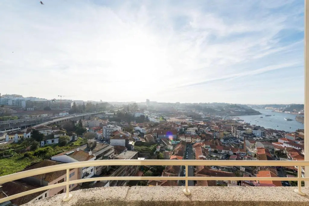 LovelyStay - 1BR Flat with Stunning Views over Porto