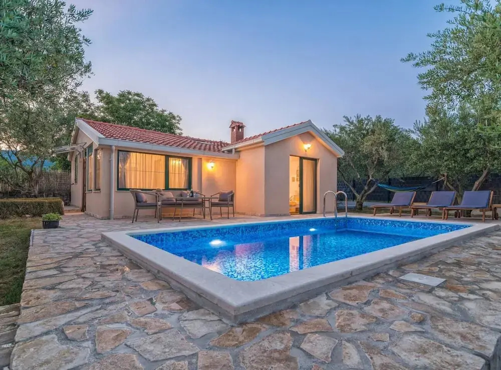 Hidden Gem Holiday Home With Pool in Kastel Stafilic