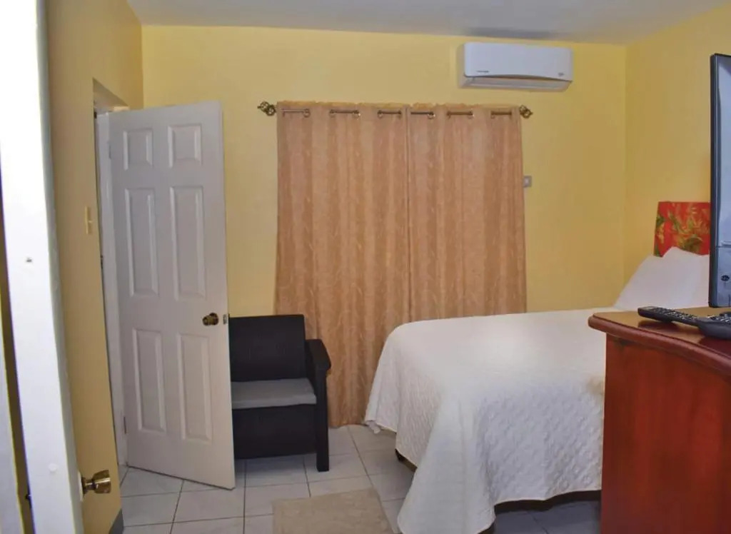 Unity Villa one bedroom apartment close to Montego Bay and Beaches with wifi