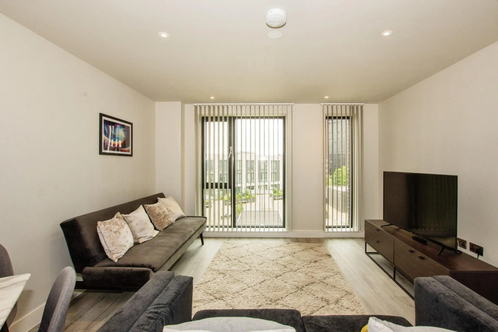 Sleek 6-Guest Apt at St  Martin s  Bham
