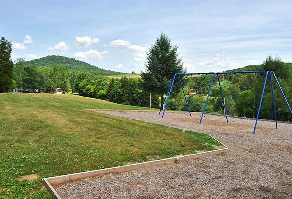 Robin Hill RV Resort & Campground - Caravan Park