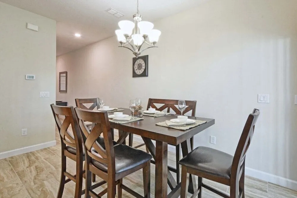 Storey Lake- 4 Bedroom Townhome W/spashpool-1619st Townhouse