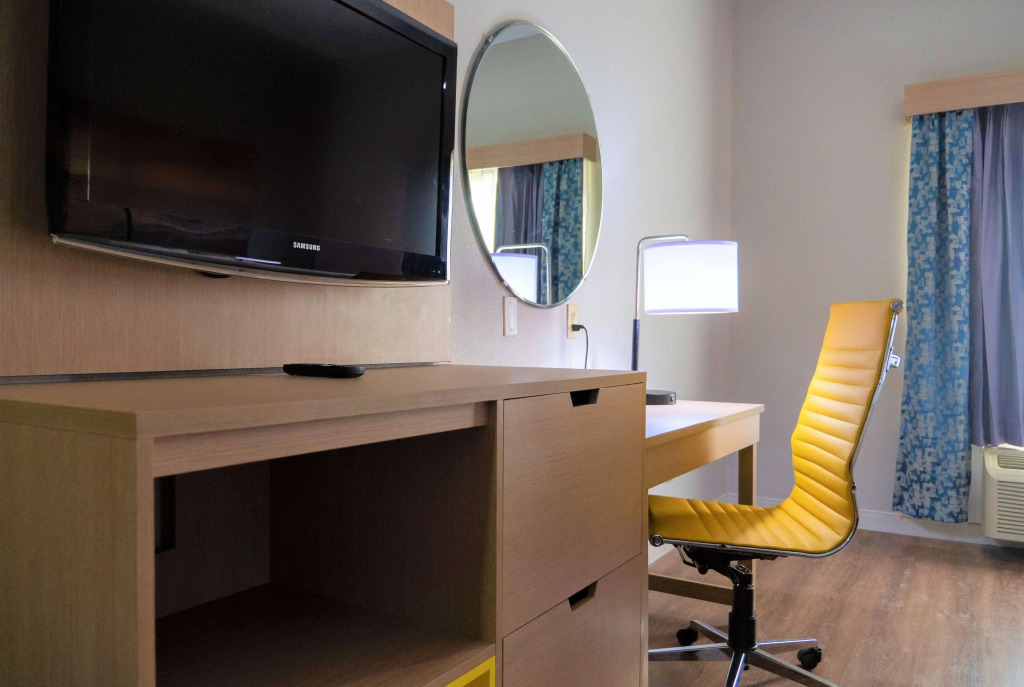 Days Inn & Suites by Wyndham Savannah North I-95