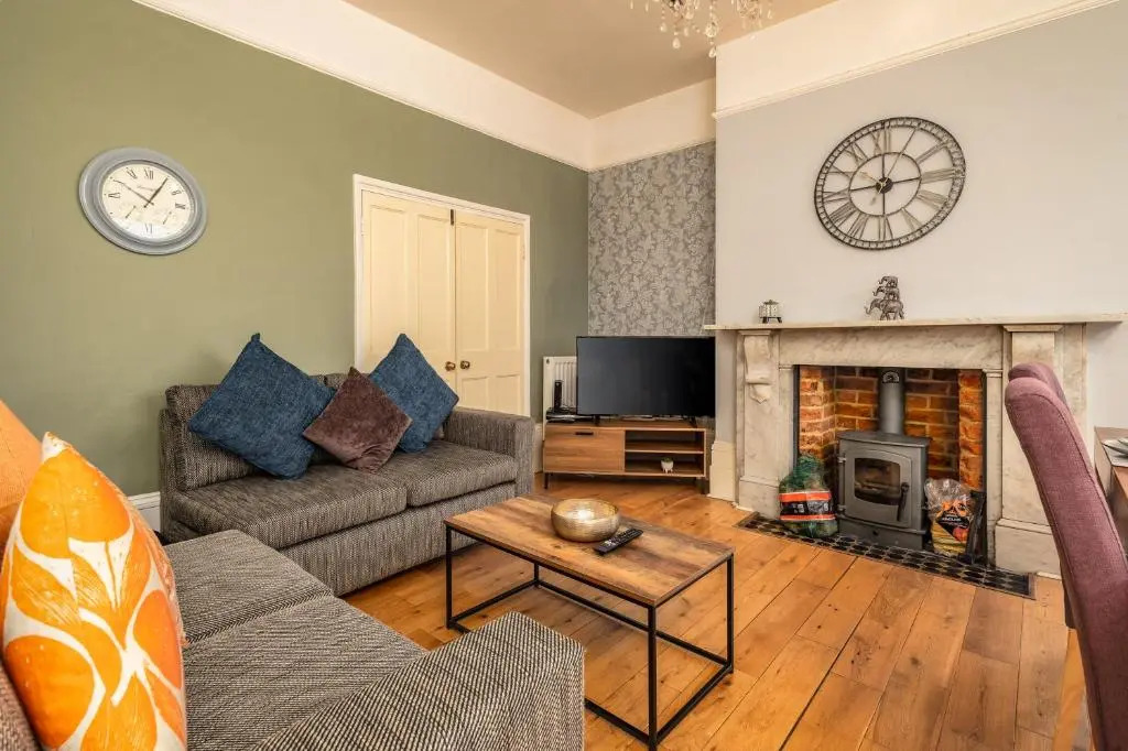 Large Contractor House in Great Location with FREE Parking - Staycation welcome by ComfyWorkers