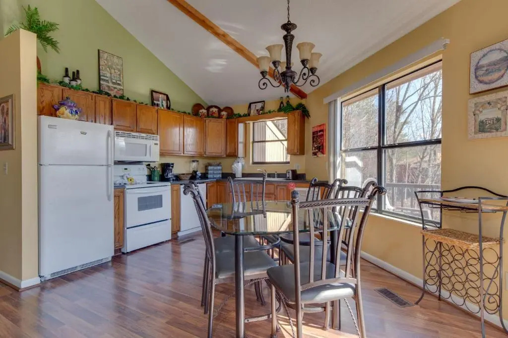 Smoky Mountain Dreams, 3 Bedrooms, Pool Access, Hot Tub, WiFi, Sleeps 7