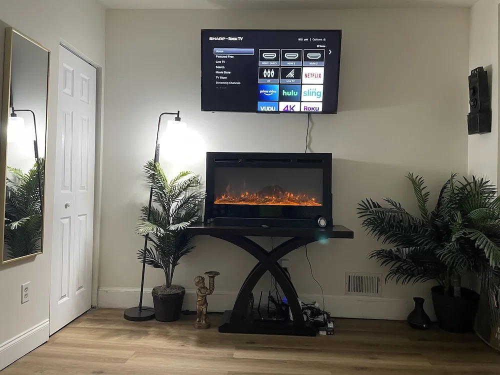 Downtown Private Room - Close to Topgolf, Horseshoe Casino, UM Baltimore