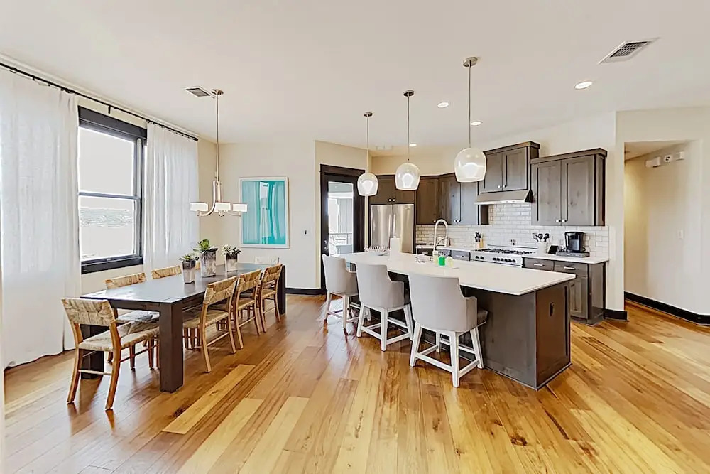 The Reserve: Lakefront Paradise W/ Private Hot Tub 4 Bedroom Home