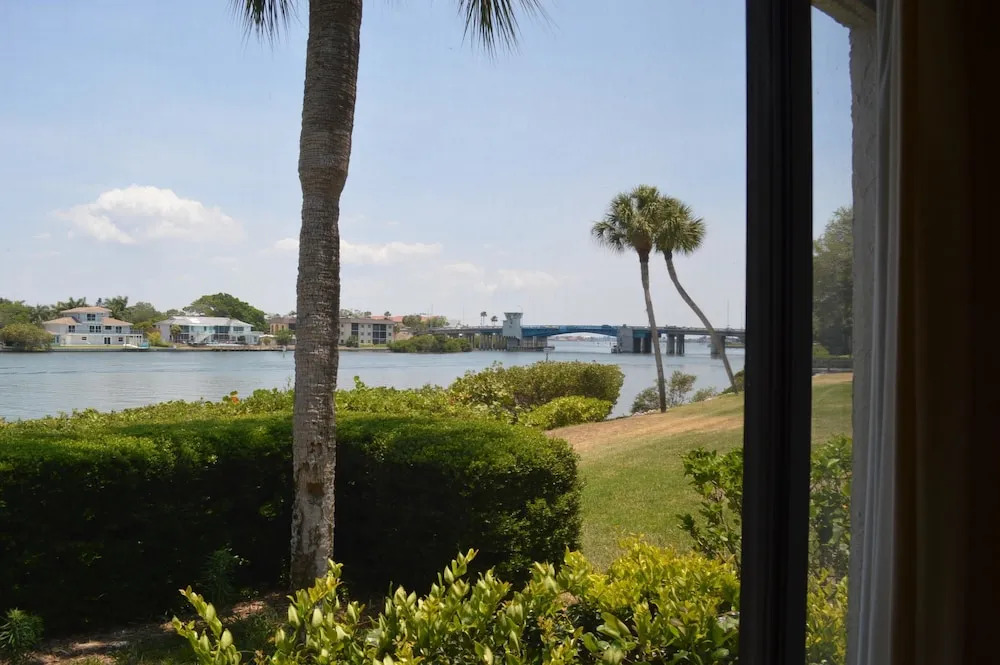 Cove II 110F 2 Bedroom Condo By Midnight Cove II