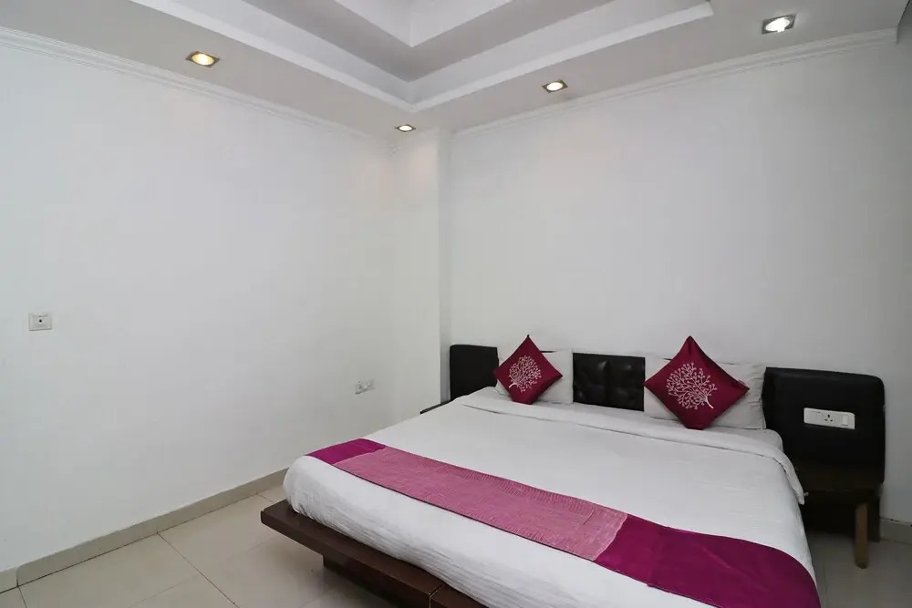 Hotel Crown Palace By OYO Rooms