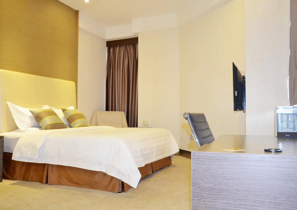 Phoenix Jinghua Hotel