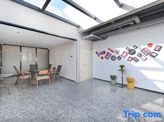 Mijia Youth Hotel (798 Art Park Gaojiayuan Subway Station Branch)