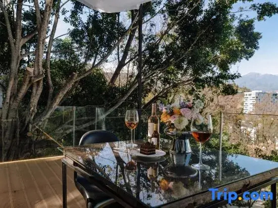 The better, under the green shade trees, forest garden full sea view holiday villa
