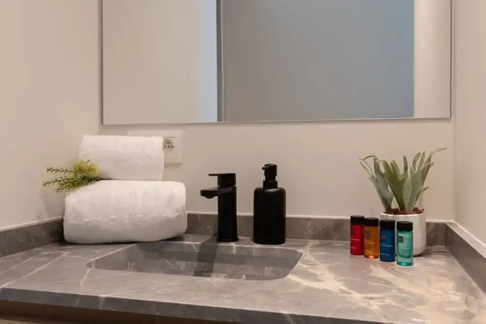 Stunning Apartment on top Location With Parking