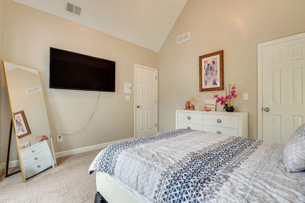 Pet-friendly Atlanta Home: 9 Mi to Downtown!