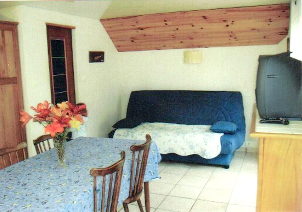 House With one Bedroom in Beuzec-cap-sizun, With Wonderful Lake View and Enclosed Garden - 2 km From the Slopes