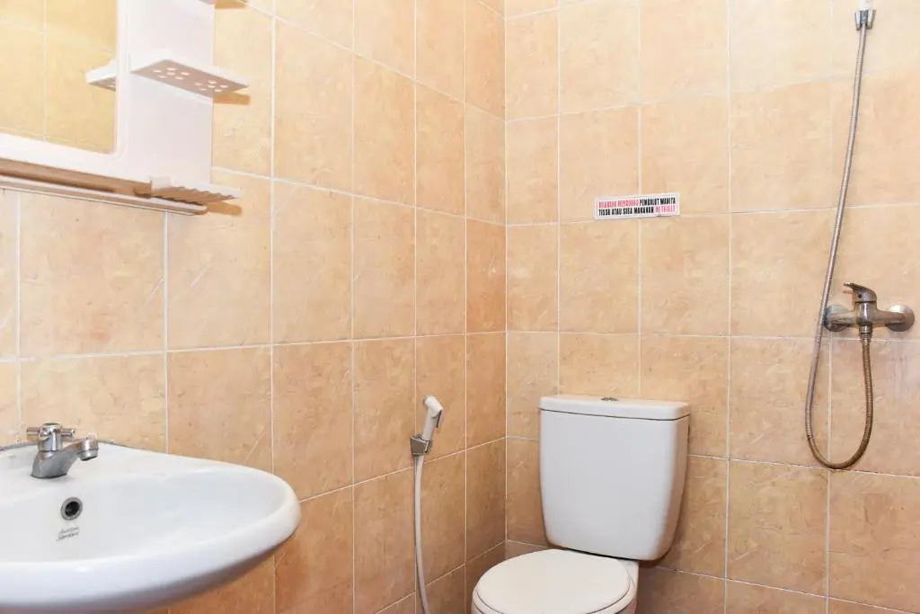 RedDoorz near Lenmarc Mall Surabaya