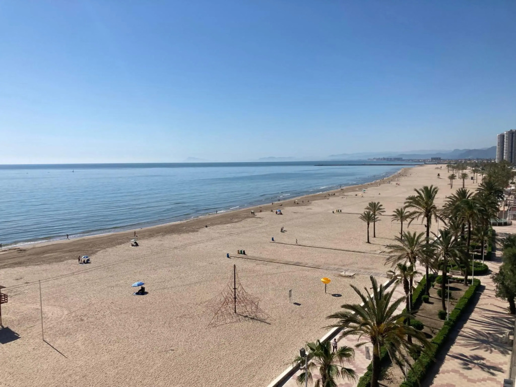 Beachfront and Renovated Apartment