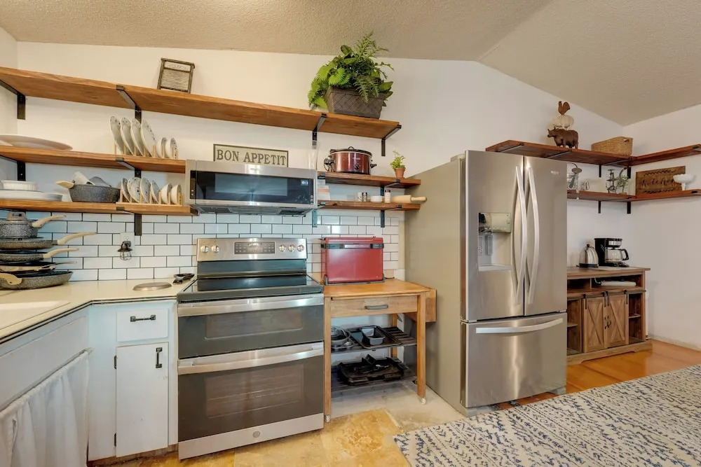 Pool & Patio Access: Breezy Getaway in Palm Harbor