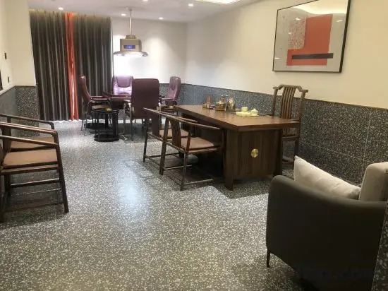Qionghai Changlong Hotel (Yinhai Zaliang Street)
