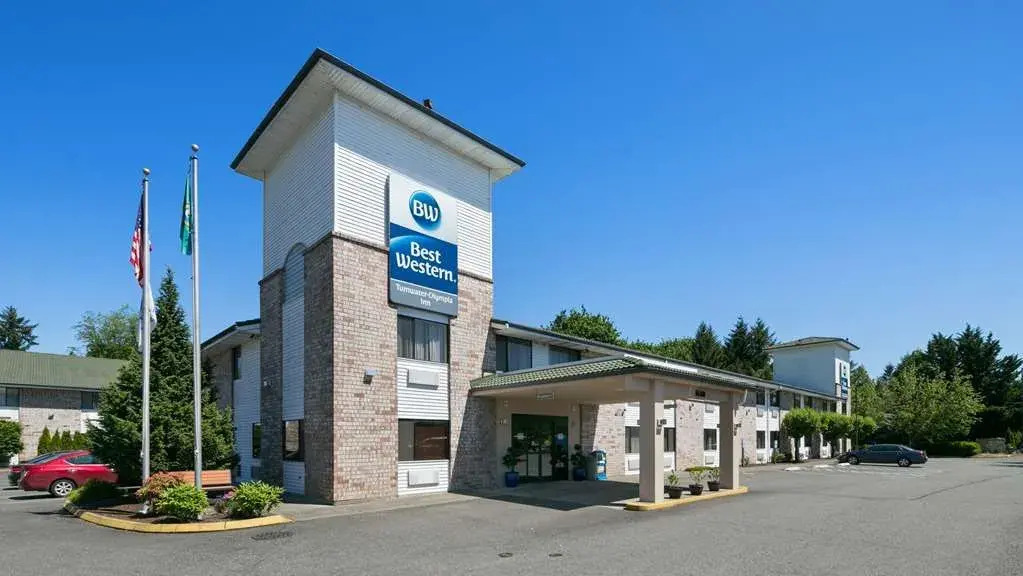 B/w Tumwater Inn