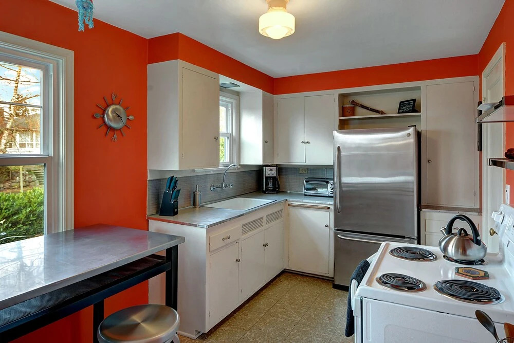 Husky Hideaway - Two Bedroom Home with Fireplace