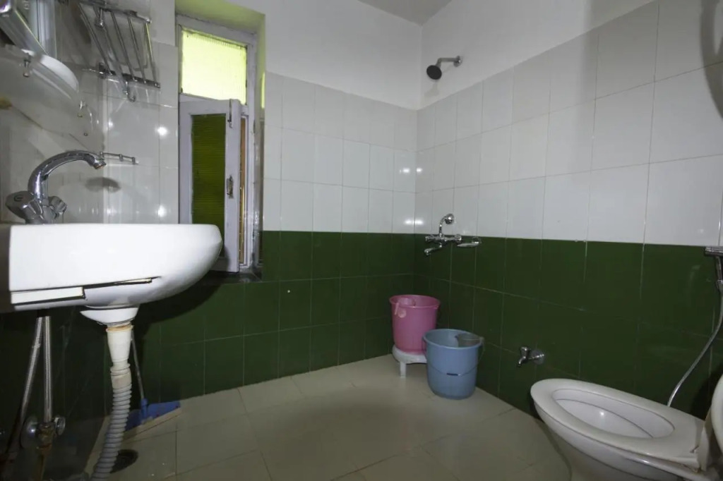 Tourist Hotel 10 minutes walking distance from the mall