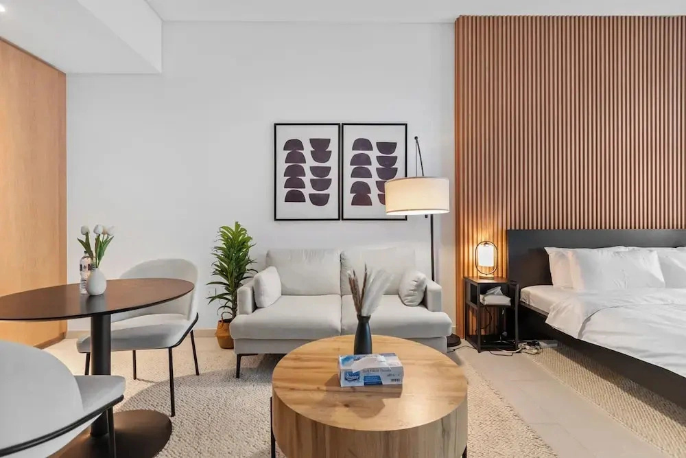 Waves - Chic High-Floor Studio Retreat with Canal Views
