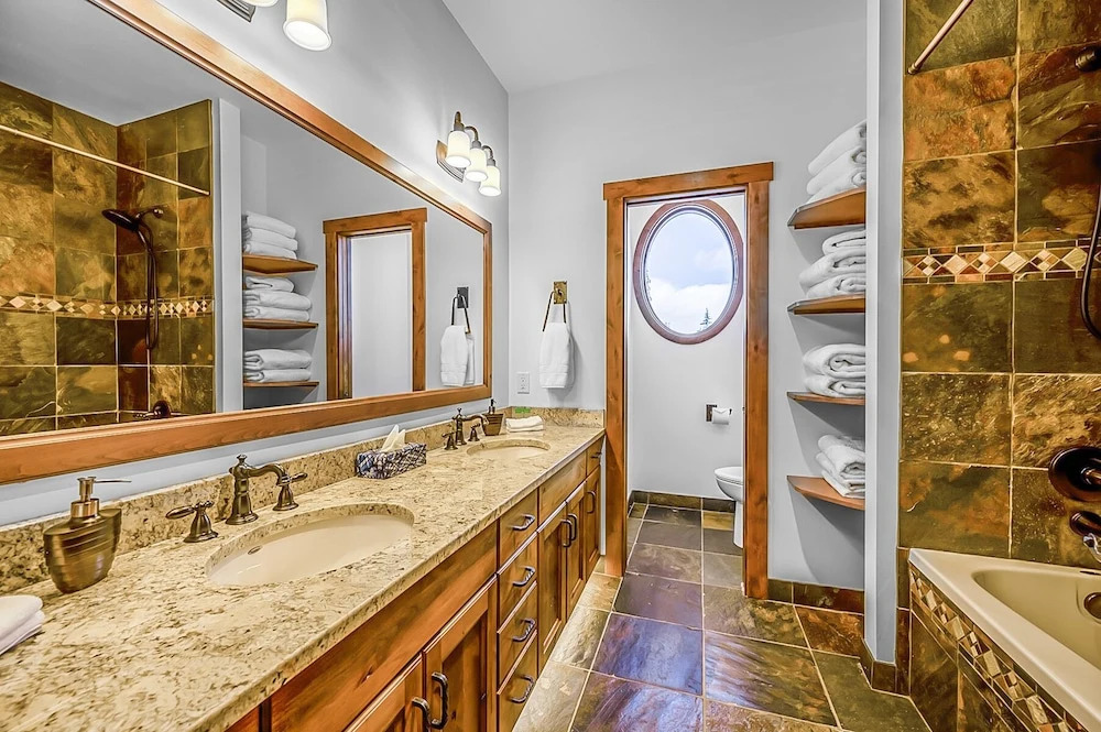 Inuksuk Lodge 4800 sq ft of Excellence