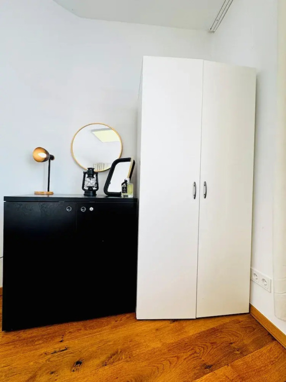 Comfortable Private Rooms in 5BR Apartment Near Kaufpark Alterlaa