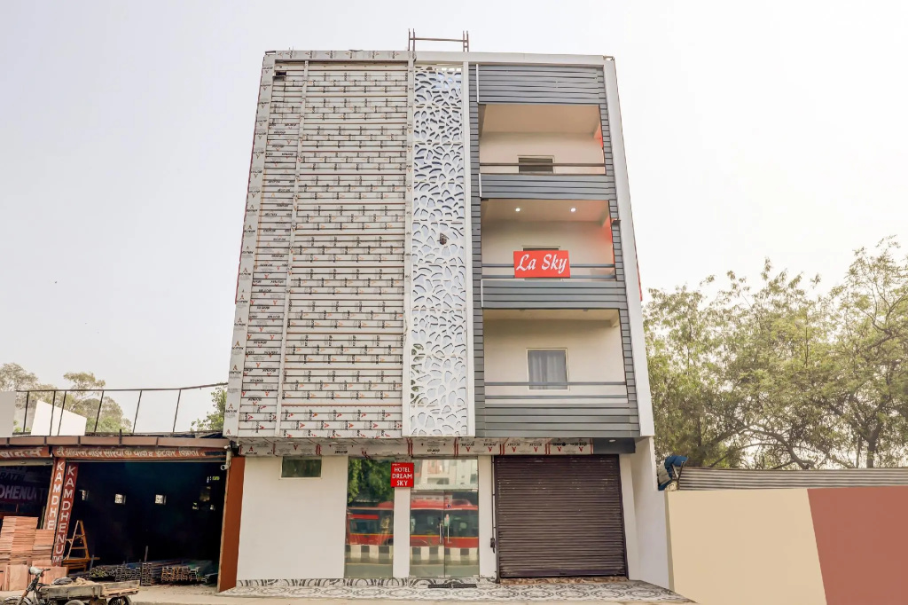 OYO Townhouse 653 La Sky