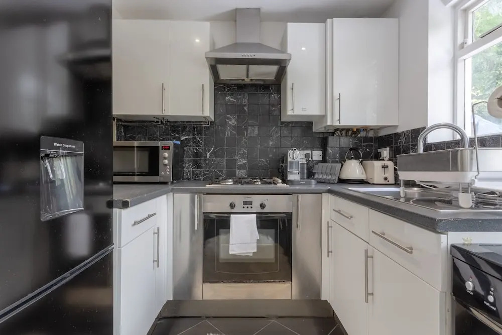 Modern 2 Bedroom in Queens Park With Garden